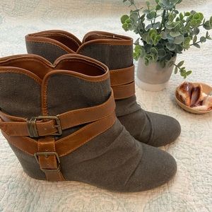 Aldo sz8 wedge booties